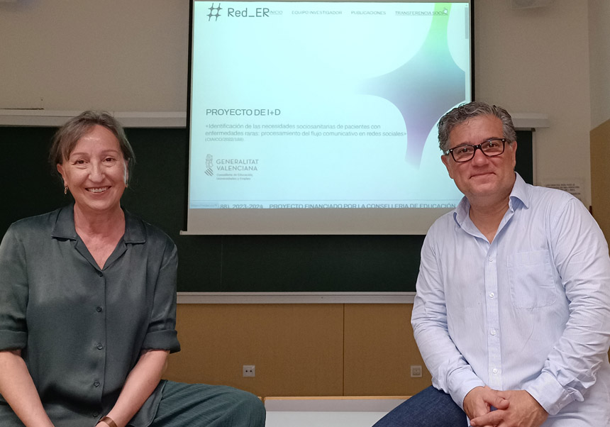 Sebastián Sánchez, profesor del Departamento de Teoría de los Lenguajes y Ciencias de la Comunicación y Eulalia Alonso, profesora del Departamento de Bioquímica y Biología Molecular, ambos de la UV.